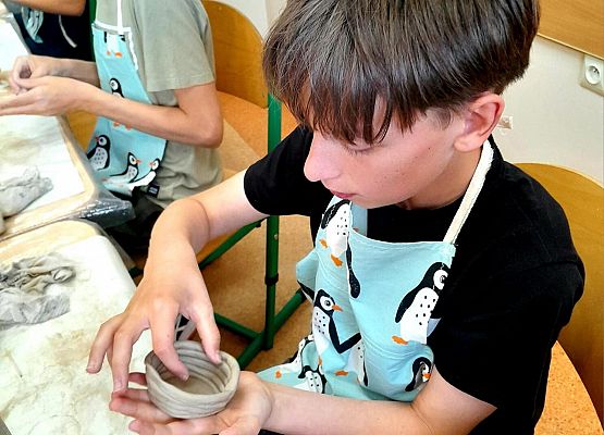 Arteterapia z gliną -warsztaty dla klasy VII grafika
