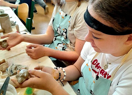 Arteterapia z gliną -warsztaty dla klasy VII grafika