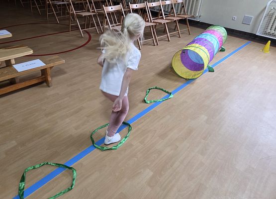 "Akcja - integracja", czyli zajęcia adaptacyjne pierwszaków z wychowawcą grafika