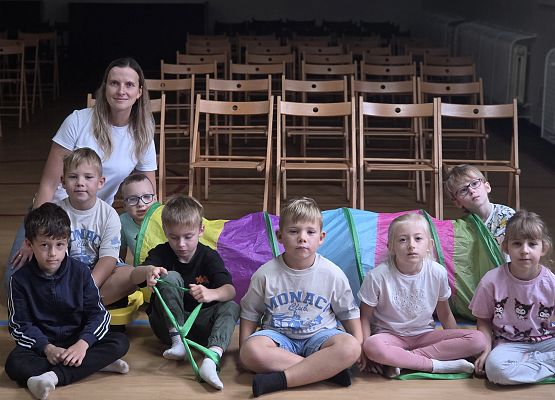 "Akcja - integracja", czyli zajęcia adaptacyjne pierwszaków z wychowawcą grafika