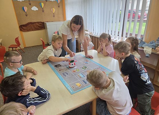 "Akcja - integracja", czyli zajęcia adaptacyjne pierwszaków z wychowawcą grafika