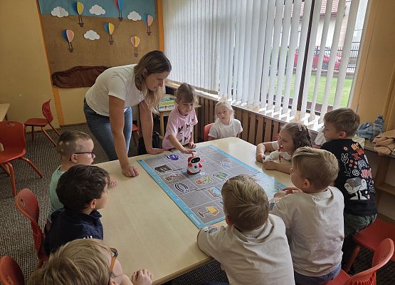 "Akcja - integracja", czyli zajęcia adaptacyjne pierwszaków z wychowawcą grafika