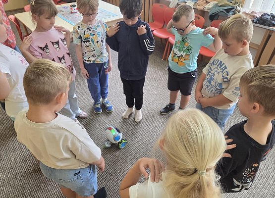 "Akcja - integracja", czyli zajęcia adaptacyjne pierwszaków z wychowawcą grafika