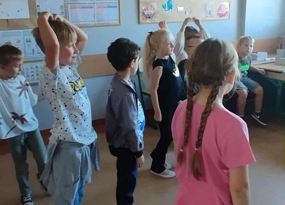 Zajęcia muzyczno- ruchowe. Integracja klasy 1 grafika