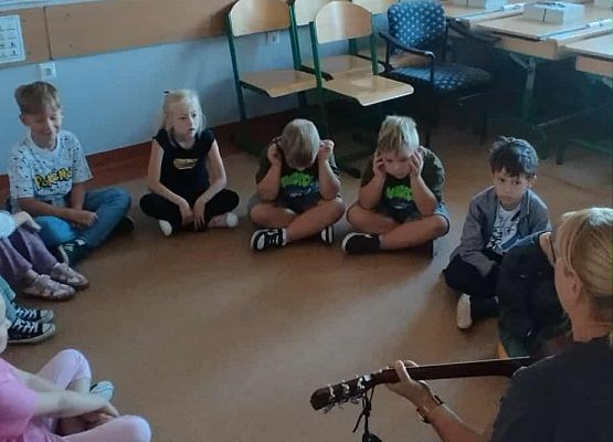 Zajęcia muzyczno- ruchowe. Integracja klasy 1 grafika