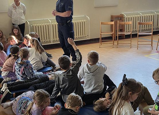 Bezpieczeństwo w ruchu drogowym - spotkanie z funkcjonariuszem Policji grafika