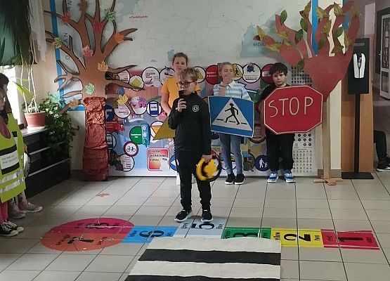 "Odblaskowa Szkoła" - przedstawienie w wykonaniu uczniów klasy III A grafika