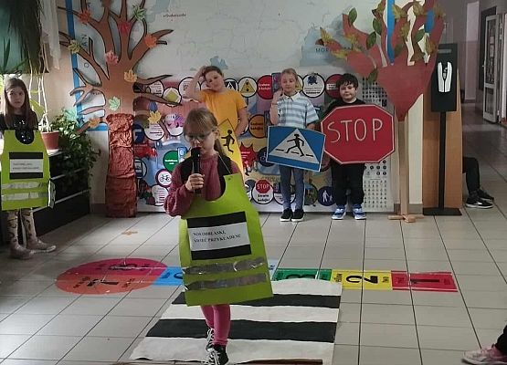 "Odblaskowa Szkoła" - przedstawienie w wykonaniu uczniów klasy III A grafika