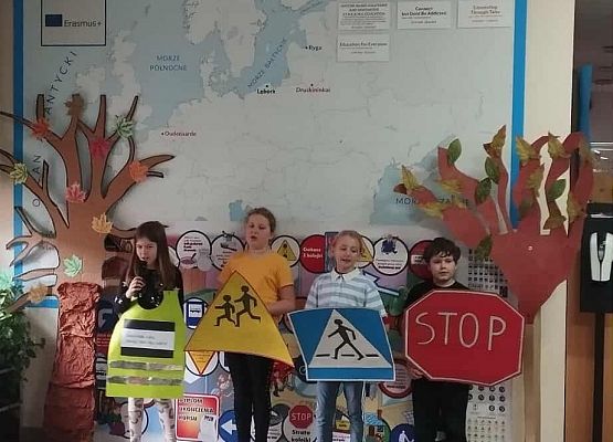 "Odblaskowa Szkoła" - przedstawienie w wykonaniu uczniów klasy III A grafika