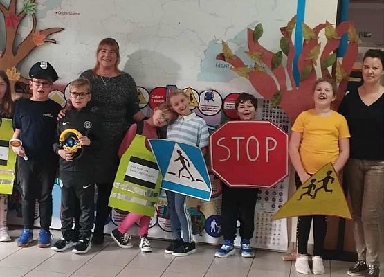 "Odblaskowa Szkoła" - przedstawienie w wykonaniu uczniów klasy III A grafika