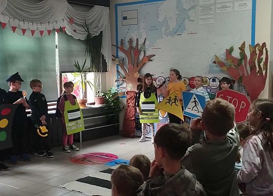 "Odblaskowa Szkoła" - przedstawienie w wykonaniu uczniów klasy III A grafika