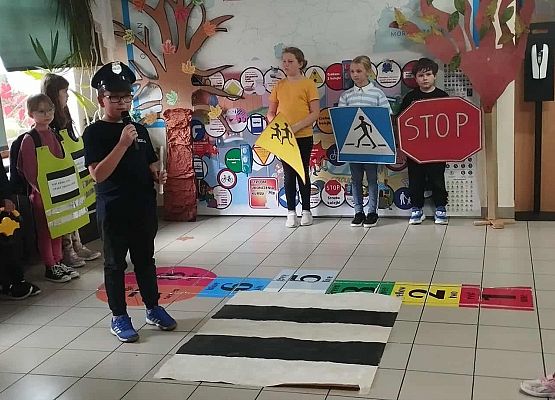 "Odblaskowa Szkoła" - przedstawienie w wykonaniu uczniów klasy III A grafika