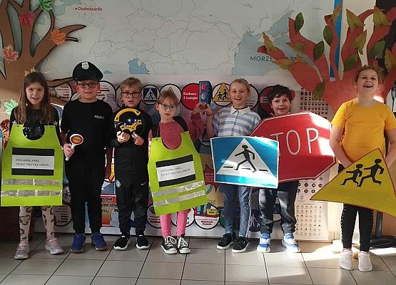 "Odblaskowa Szkoła" - przedstawienie w wykonaniu uczniów klasy III A grafika