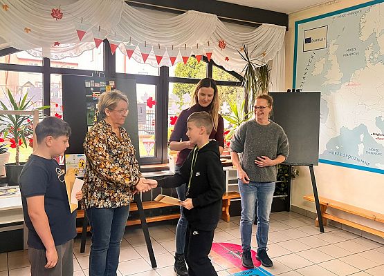 "Odblaskowa Szkoła" - zwycięzcy konkursu plastycznego na temat bezpieczeństwa w ruchu drogowym grafika