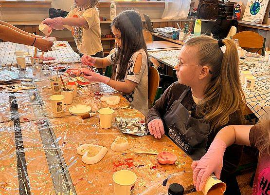 Warsztaty z gipsu polimerowego w klasie II grafika