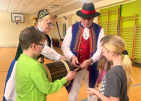 Spotkanie z Kaszubskim Zespołem Pieśni i Tańca "LEVINO" grafika