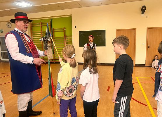 Spotkanie z Kaszubskim Zespołem Pieśni i Tańca "LEVINO" grafika