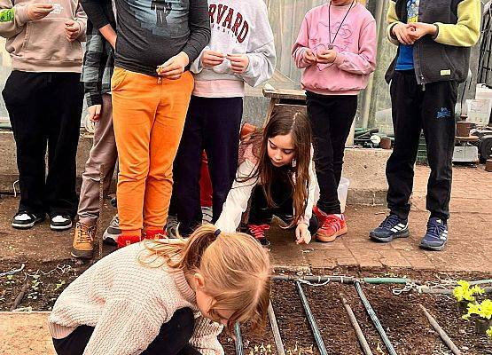 Wizyta klasy drugiej w gospodarstwie ogrodniczym grafika