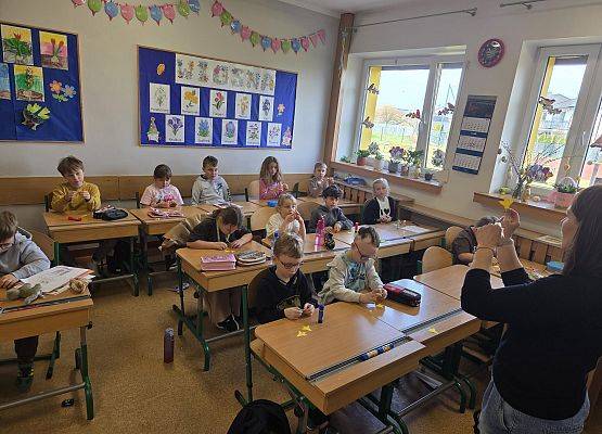 Pamiętamy o historii – nasi uczniowie w akcji Żonkile grafika