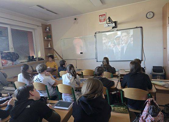 Pamiętamy o historii – nasi uczniowie w akcji Żonkile grafika