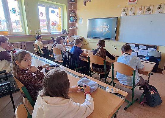 Pamiętamy o historii – nasi uczniowie w akcji Żonkile grafika