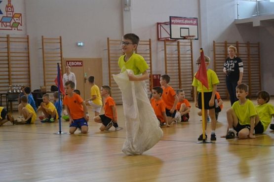  Grafika #8: KONKURS SPORTOWY DLA KLAS I-III KTO Z NAS LEPIEJ I PRĘDZEJ grafika
