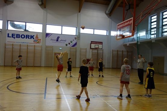  Grafika #12: IGRZYSKA DZIECI W MINI KOSZYKÓWCE CHŁOPCÓW grafika