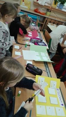  Grafika #2: "OTACZAJĄ NAS RZECZOWNIKI" grafika