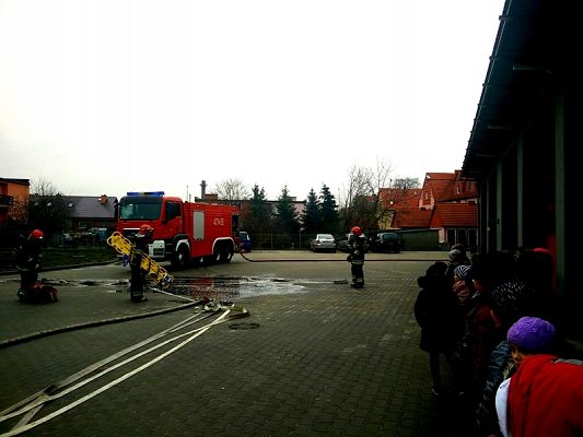  Grafika #0: WIZYTA TRZECIOKLASISTÓW W STRAŻY POŻARNEJ grafika