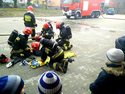  Grafika #4: WIZYTA TRZECIOKLASISTÓW W STRAŻY POŻARNEJ grafika