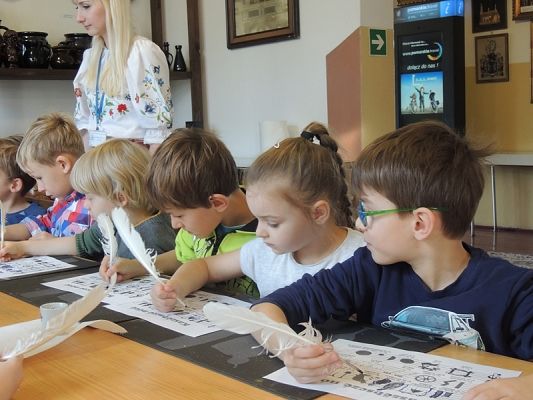  Grafika #2: PIERWSZAKI W KARTUZACH I W CHMIELNIE grafika