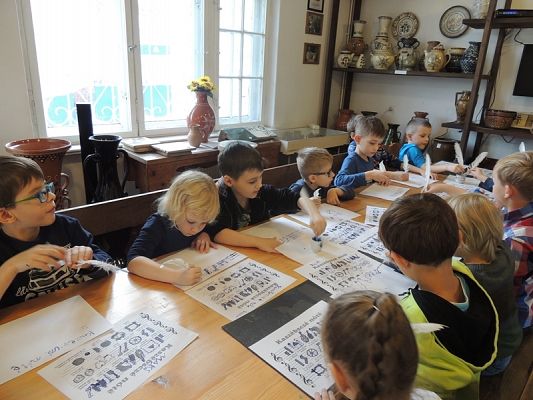  Grafika #3: PIERWSZAKI W KARTUZACH I W CHMIELNIE grafika