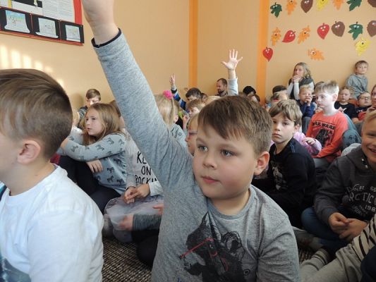  Grafika #3: SPOTKANIE Z POLICJANTKĄ grafika