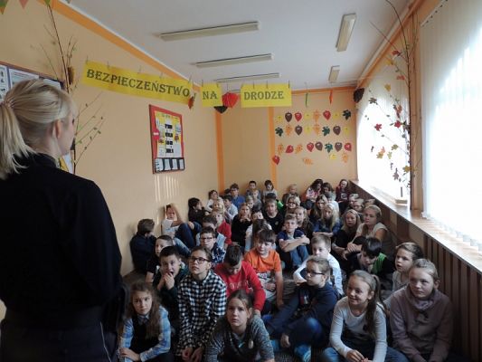  Grafika #8: SPOTKANIE Z POLICJANTKĄ grafika