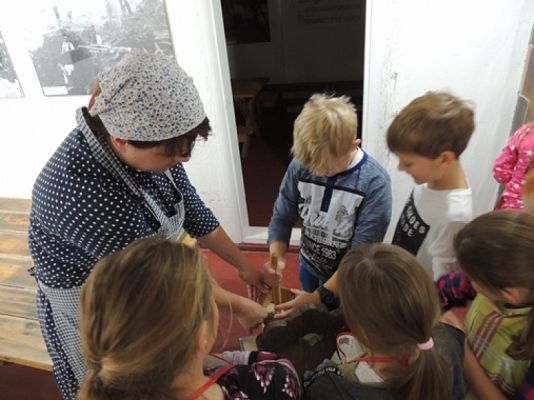  Grafika #4: KLASA III NA WYCIECZCE W KLUKACH grafika