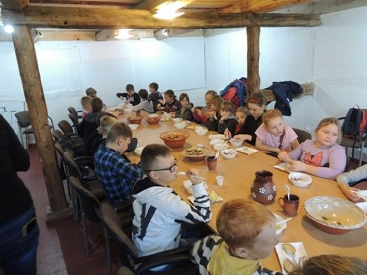  Grafika #16: KLASA III NA WYCIECZCE W KLUKACH grafika