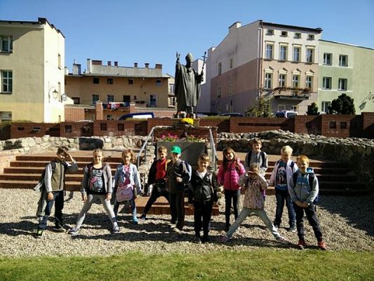  Grafika #1: WYCIECZKA KLAS TRZECICH DO MUZEUM ZACHODNIO-KASZUBSKIEGO W BYTOWIE grafika