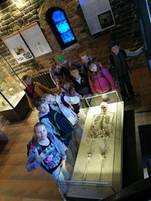  Grafika #2: WYCIECZKA KLAS TRZECICH DO MUZEUM ZACHODNIO-KASZUBSKIEGO W BYTOWIE grafika