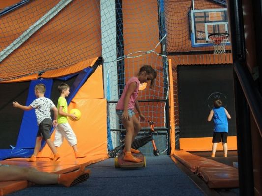  Grafika #2: Wycieczka klas III do Jumpcity grafika