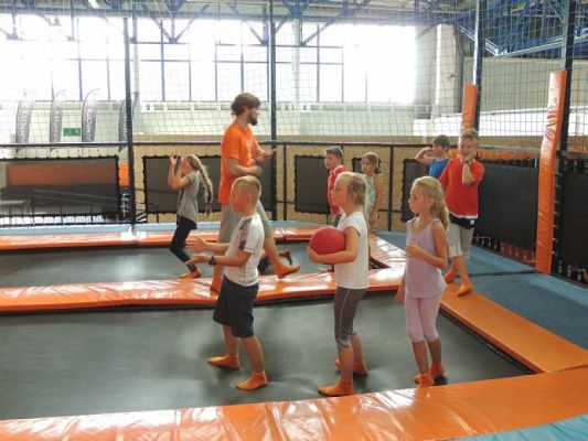  Grafika #3: Wycieczka klas III do Jumpcity grafika