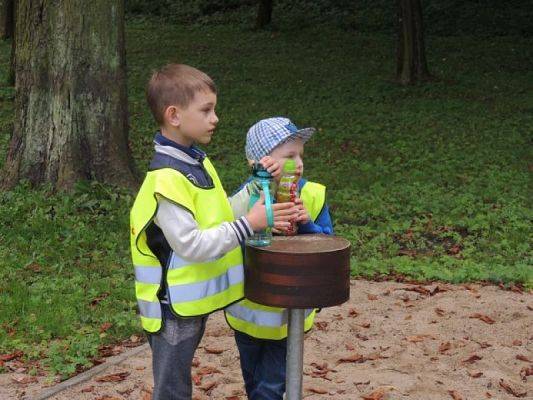  Grafika #1: PIERWSZAKI W PARKU CHROBREGO grafika