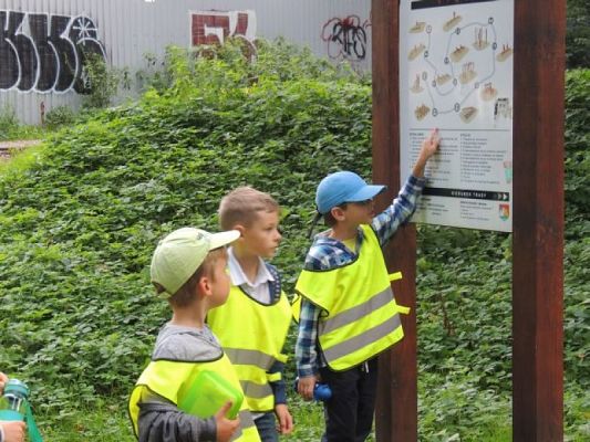  Grafika #5: PIERWSZAKI W PARKU CHROBREGO grafika