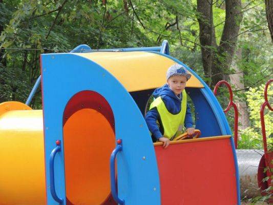  Grafika #6: PIERWSZAKI W PARKU CHROBREGO grafika