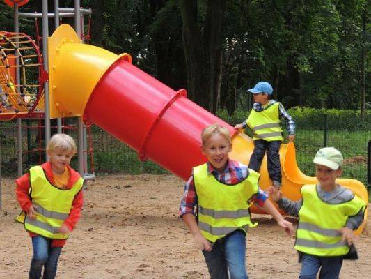  Grafika #8: PIERWSZAKI W PARKU CHROBREGO grafika