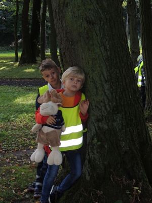  Grafika #9: PIERWSZAKI W PARKU CHROBREGO grafika