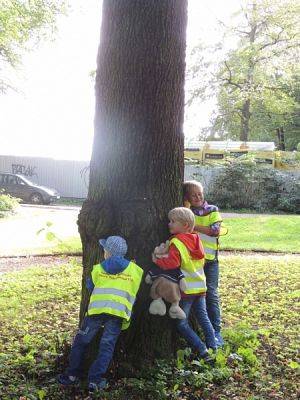  Grafika #10: PIERWSZAKI W PARKU CHROBREGO grafika