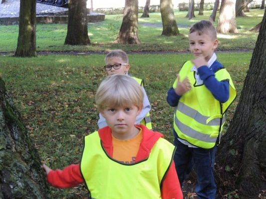  Grafika #11: PIERWSZAKI W PARKU CHROBREGO grafika