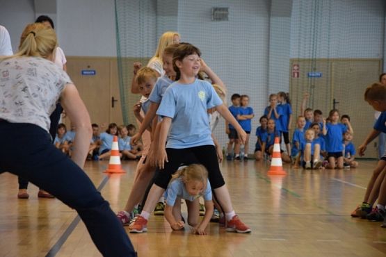  Grafika #0: KONKURS SPORTOWY DLA KLAS I-III KTO Z NAS LEPIEJ I PRĘDZEJ" grafika