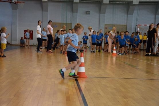  Grafika #7: KONKURS SPORTOWY DLA KLAS I-III KTO Z NAS LEPIEJ I PRĘDZEJ" grafika