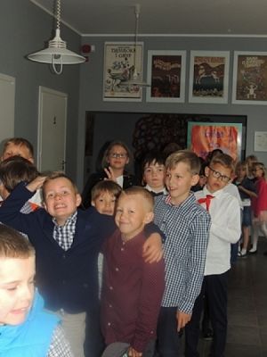  Grafika #1: ,,PIĘKNA I BESTIA W TEATRZE LALEK W SŁUPSKU grafika